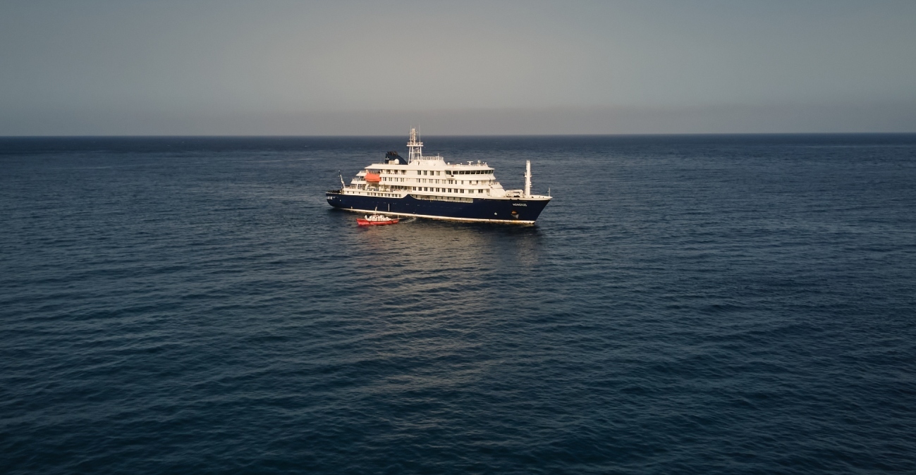Δείτε live: Στο λιμάνι της Τενερίφης το MV Hondius, με ειδικά λεωφορεία και αεροπλάνα η μεταφορά των επαφών υψηλού κινδύνου