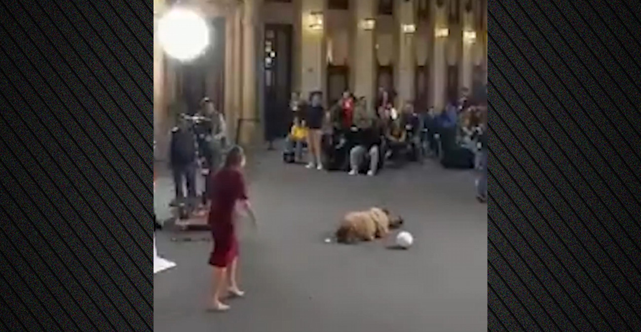 Δείτε βίντεο: Η πρόεδρος του Μεξικού πετάει μπάλα ποδοσφαίρου σε δημοσιογράφο που... σωριάζεται στο έδαφος 