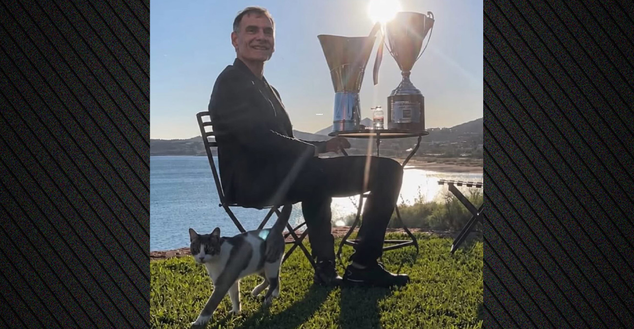 Ο Γιαννακόπουλος έβαλε ΑΙ φωτογραφία με τον Μπαρτζώκα στο περίφημο τραπεζάκι στο Σούνιο: «Κάθεται λάθος άνθρωπος»