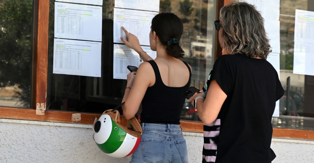 Πανελλαδικές 2026: Ποιες τάσεις διαμορφώνονται για τις βάσεις, τι δείχνουν τα πρώτα στοιχεία από τις βαθμολογίες, δείτε πίνακες
