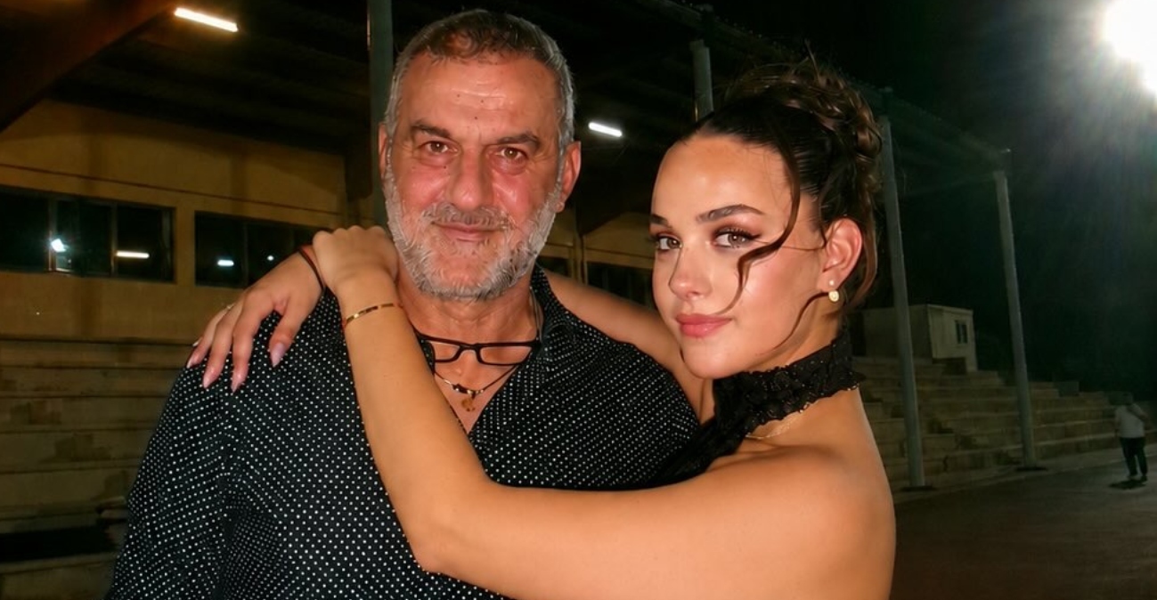 Η κόρη της Γωγώς Μαστροκώστα και του Τραϊανού Δέλλα αποφοίτησε από το σχολείο: Τα τρυφερά λόγια για τη μητέρα της και το «ευχαριστώ» στον πατέρα της
