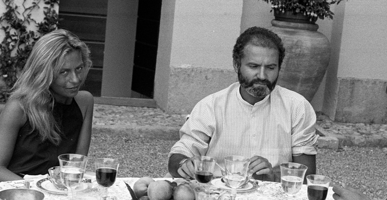 Είκοσι εννέα χρόνια από τη δολοφονία του Τζιάνι Βερσάτσε: Οι αναμνήσεις που μοιραστήκαμε θα ζουν για πάντα, γράφει η Ντονατέλα