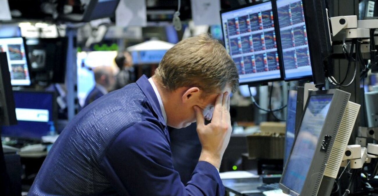 Δραματικό sell-off στη Wall Street – Το τοξικό κοκτέιλ που βύθισε τον Dow κατά 1.150 μονάδες