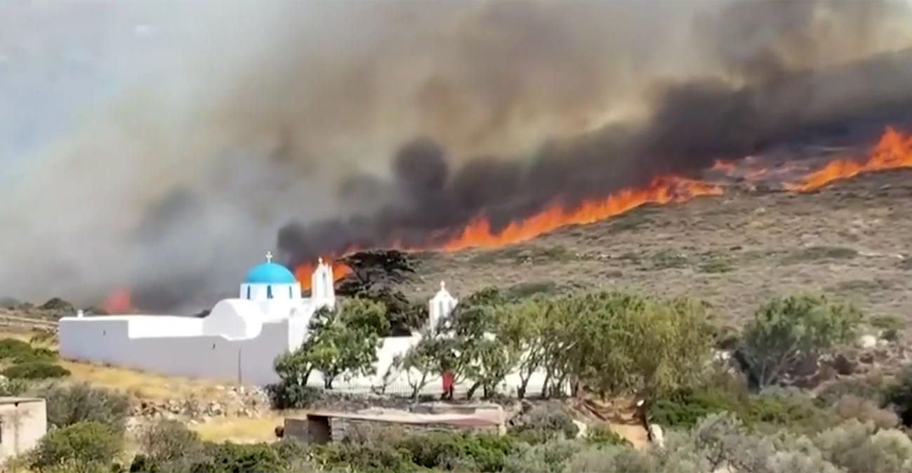 Οκτώ συλλήψεις για τις φωτιές σε όλη την Ελλάδα, ανάμεσά τους ο δήμαρχος κι ο αντιδήμαρχος Πάρου, εργολάβος και δημοτικός υπάλληλος για τον ΧΥΤΑ