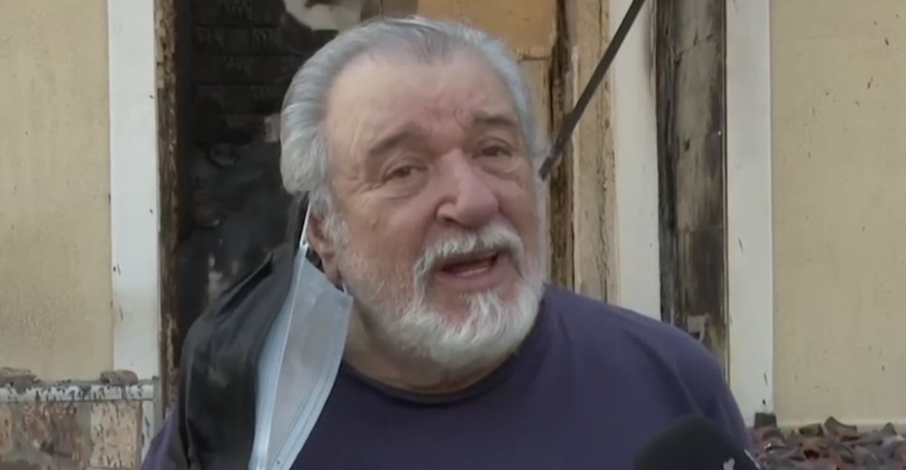 Συντετριμμένος ο Τάσος Χαλκιάς έξω από το καμένο σπίτι του στο Πόρτο Γερμενό: Ήμουν περήφανος που θα άφηνα κάτι στα παιδιά μου και τώρα δεν μπορώ
