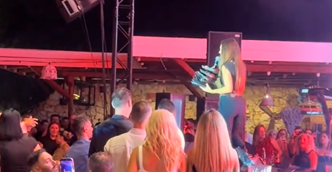 Η Ιουλία Καλλιμάνη θύμωσε με θεατή που της πέταξε λουλούδια στην Ηγουμενίτσα: Του τα επέστρεψε στο κεφάλι και είπε «εσένα σ' αρέσει αυτό...», δείτε βίντεο