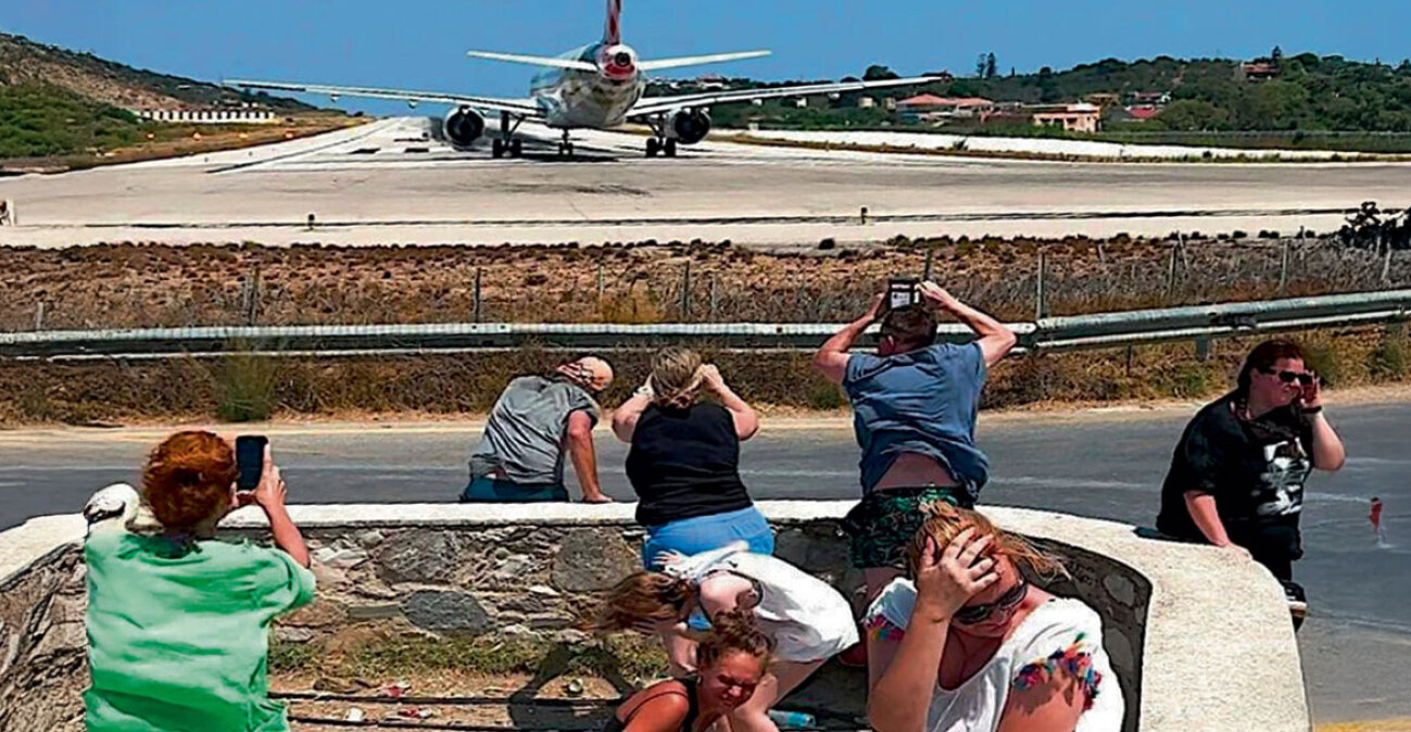 Μέχρι πού μπορείς να φτάσεις για ένα like; Το αεροδρόμιο της Σκιάθου δεν είναι η μόνη περίπτωση που ρισκάρεις ακόμη και τη ζωή σου 