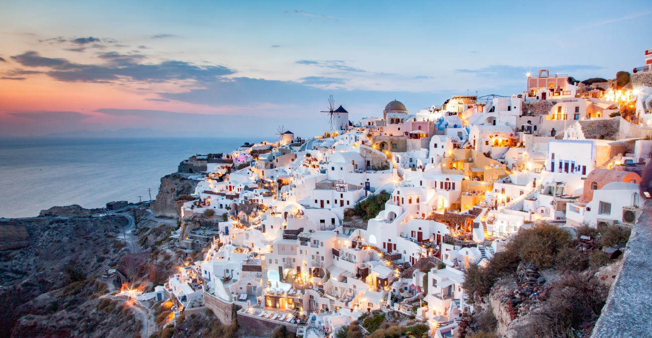 Όταν η Σαντορίνη ήταν ένα άγνωστο νησί, χωρίς λιμάνι και με μόλις 75 κλίνες, πώς εξελίχθηκε σε παγκόσμιο προορισμό
