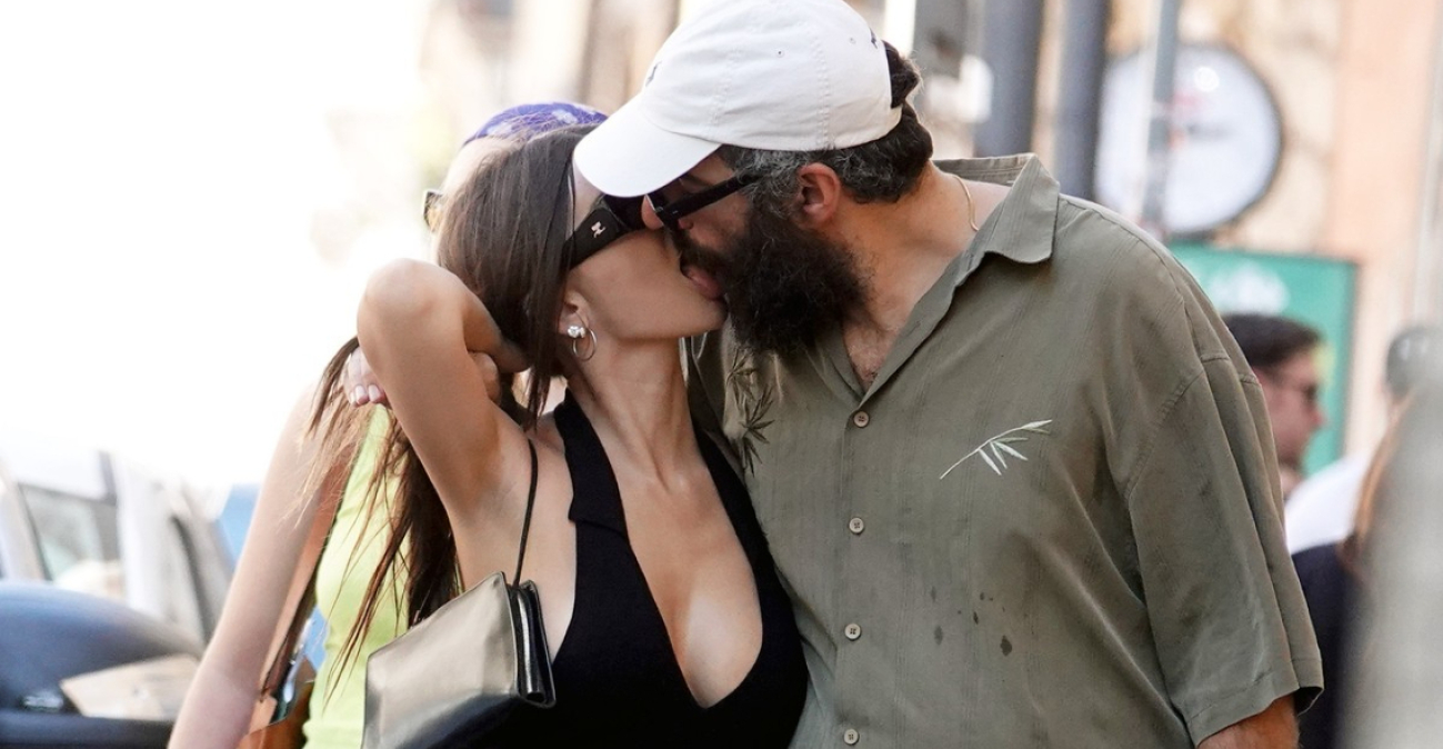 Η Έμιλι Ραταϊκόφσκι απαθανατίστηκε να φιλά παθιασμένα τον Ρομέν Γαβρά σε βόλτα τους στη Ρώμη, δείτε φωτογραφίες