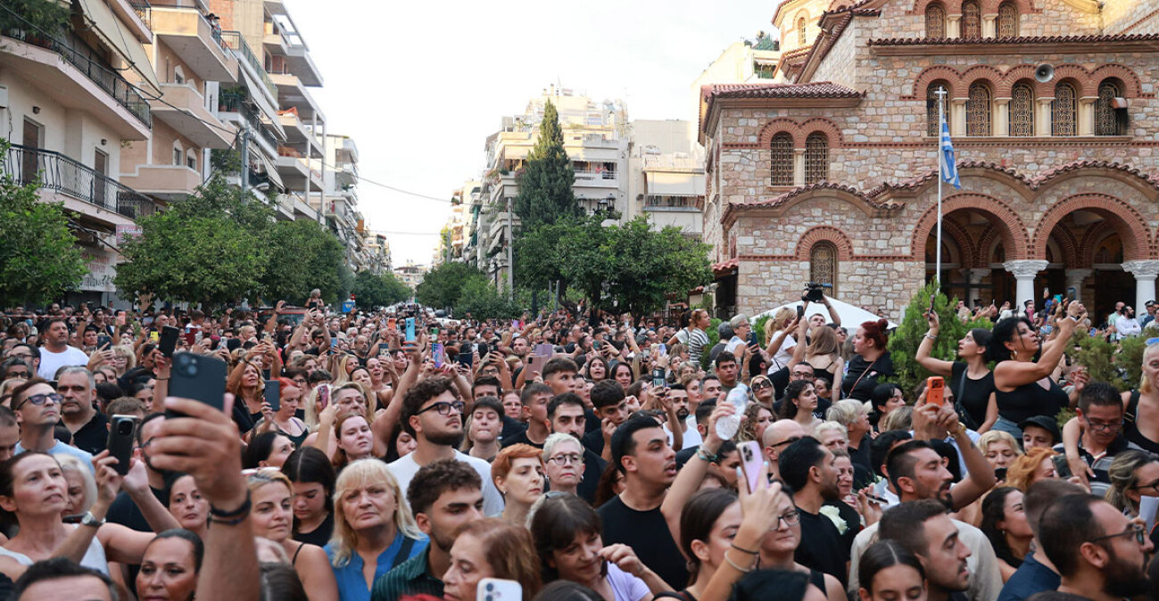 Θρήνος για τον Γιώργο Μαζωνάκη στη Νίκαια: «Ήρθα από την Αμαλιάδα με τα παιδιά μου, έχουμε σοκαριστεί», «έφυγε πολύ άδικα, είχε πολλά να δώσει», βίντεο