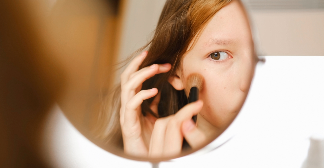 Skincare, μακιγιάζ και TikTok από το δημοτικό: Πότε το παιχνίδι με την εικόνα γίνεται λόγος ανησυχίας, τι λένε οι ειδικοί
