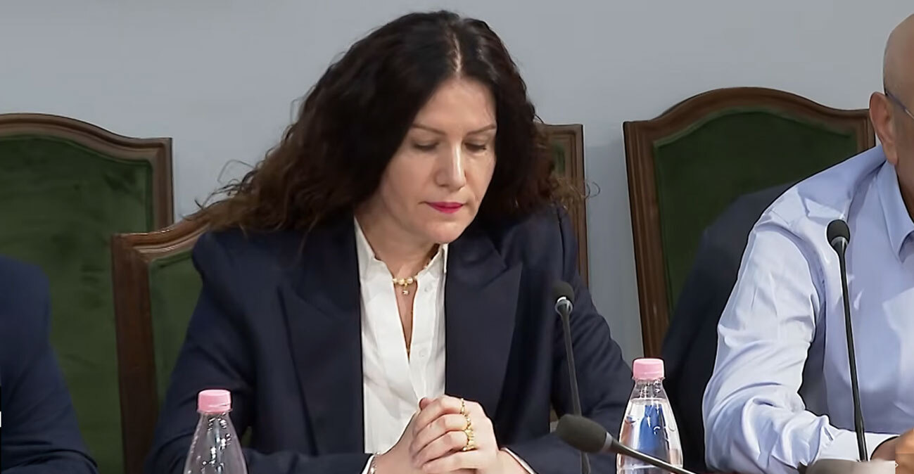 Σκάνδαλο με ερωτικό φόντο στην Αλβανία: «Θα καταλήξουμε άσχημα, ψυχή μου» - Τα sms της πρώην επικεφαλής της Υπηρεσίας Πληροφοριών με επιχειρηματία
