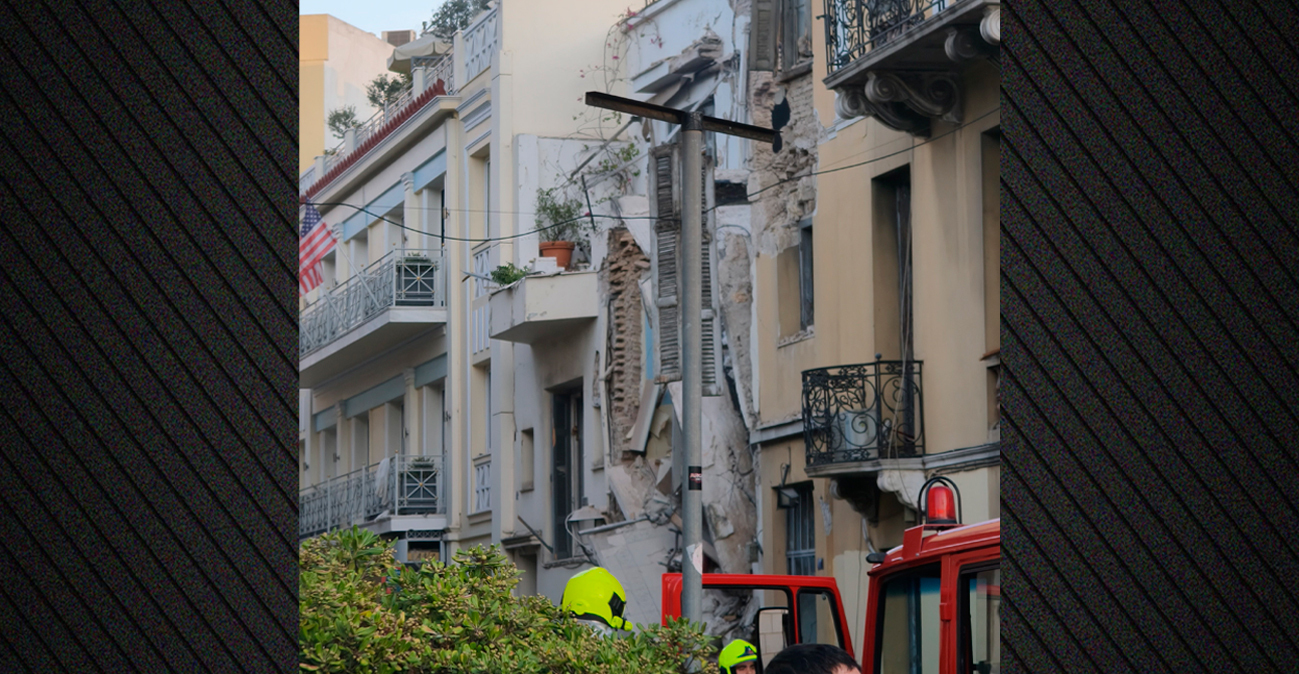 Ισχυρή έκρηξη σε κτήριο στην Πλάκα, ένας τραυματίας, δείτε εικόνες και βίντεο