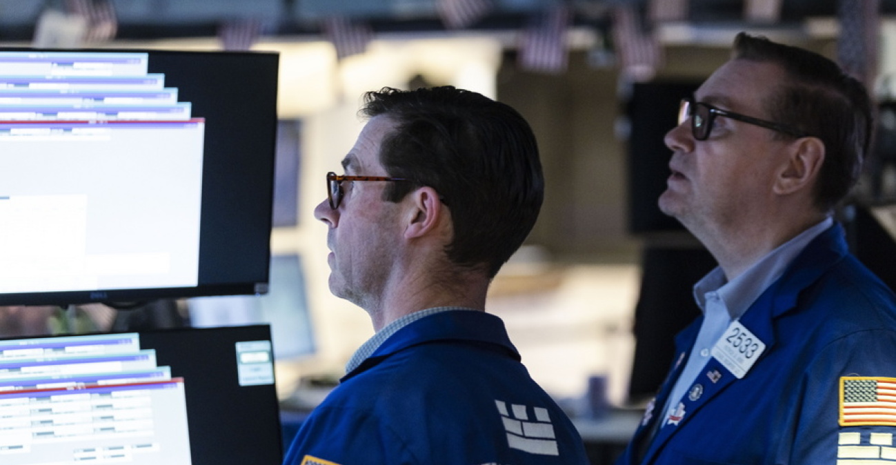 Wall Street: Πιέσεις από το νέο sell-off στα ομόλογα με το 30ετές σε υψηλό από το 2002