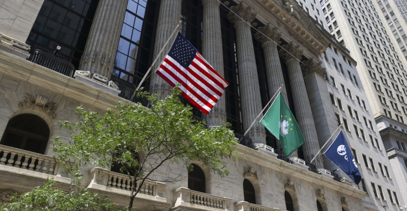 Ήπια κέρδη στη Wall Street καθώς καταλάγιασε το ράλι στις αποδόσεις