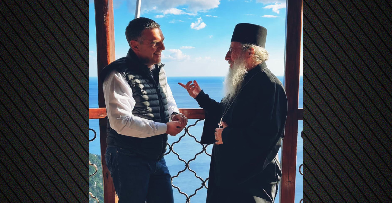 Στο Άγιον Όρος ο Τσίπρας: «Ψέλνεις στη Σιμωνόπετρα και ακούγεται στον Άδη…» - «Για άθεος ωραία τα λέει ο άτιμος» σχολιάζει ο Άδωνις, αίσχος λέει ο Πολάκης