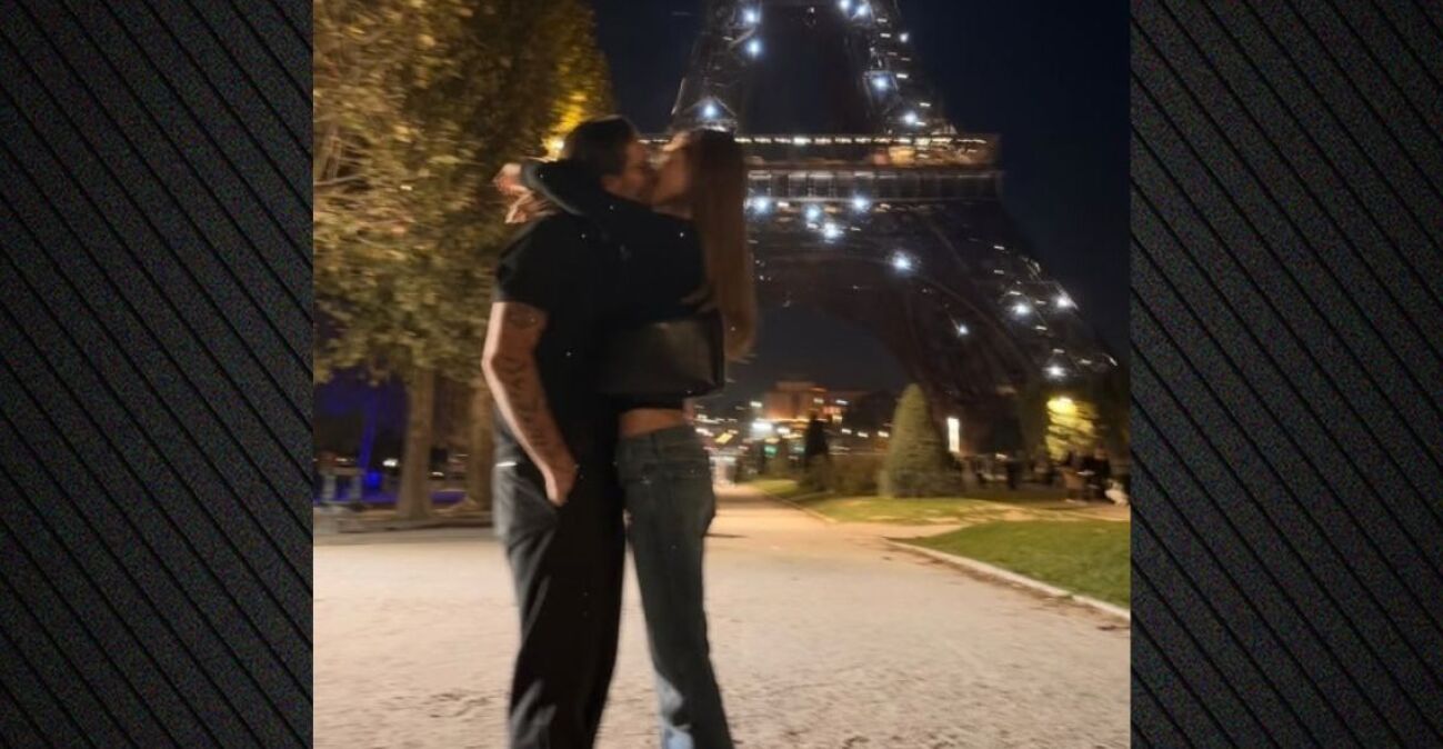 Ο Μπρούκλιν Μπέκαμ και η Νίκολα Πελτζ φιλήθηκαν με φόντο τον Πύργο του Άιφελ, δείτε φωτογραφία