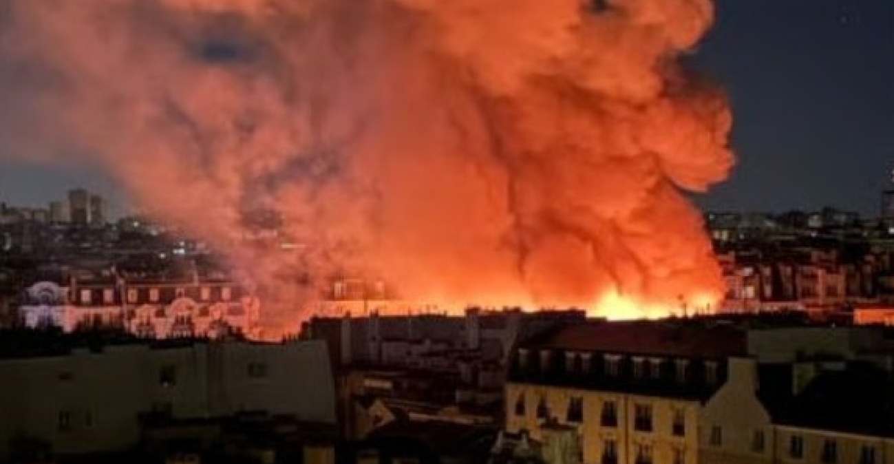 Τέσσερις αιώνες ιστορίας έγιναν στάχτη: Μεγάλη φωτιά κατέκαψε την ιστορική αγορά Marché des Enfants Rouges στο Παρίσι
