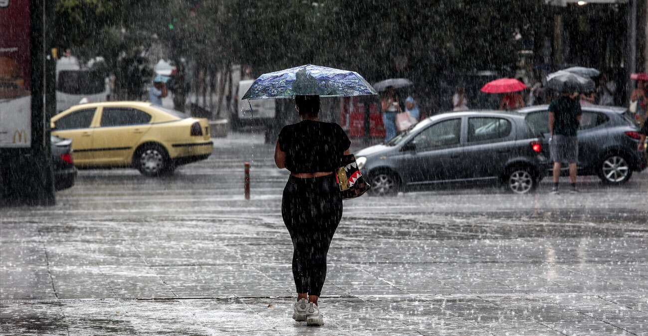 Ισχυρή βροχή στο κέντρο της Αθήνας, συνεχίζονται οι καταιγίδες τις επόμενες ώρες στην Αττική - Σε Red Code οκτώ περιοχές μέχρι την Τετάρτη