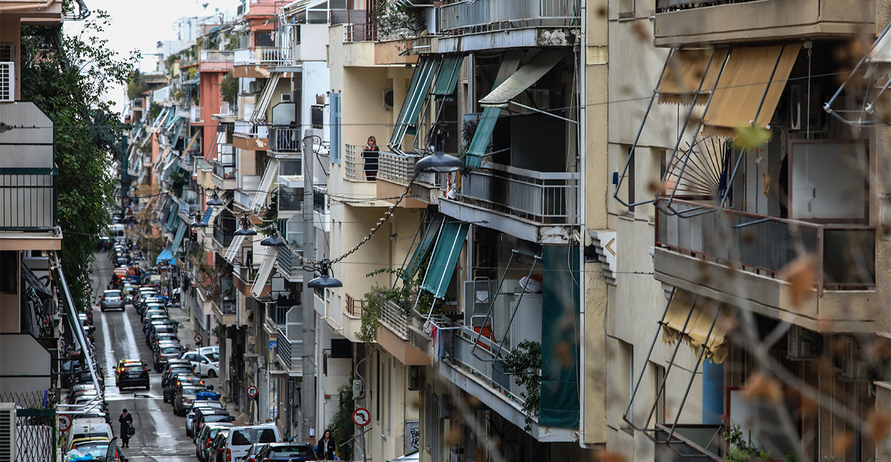 Παλιές πολυκατοικίες και ετοιμόρροπα μπαλκόνια: Τα καμπανάκια κινδύνου που δεν πρέπει να αγνοούν οι ιδιοκτήτες, σύμφωνα με καθηγητή του ΕΜΠ