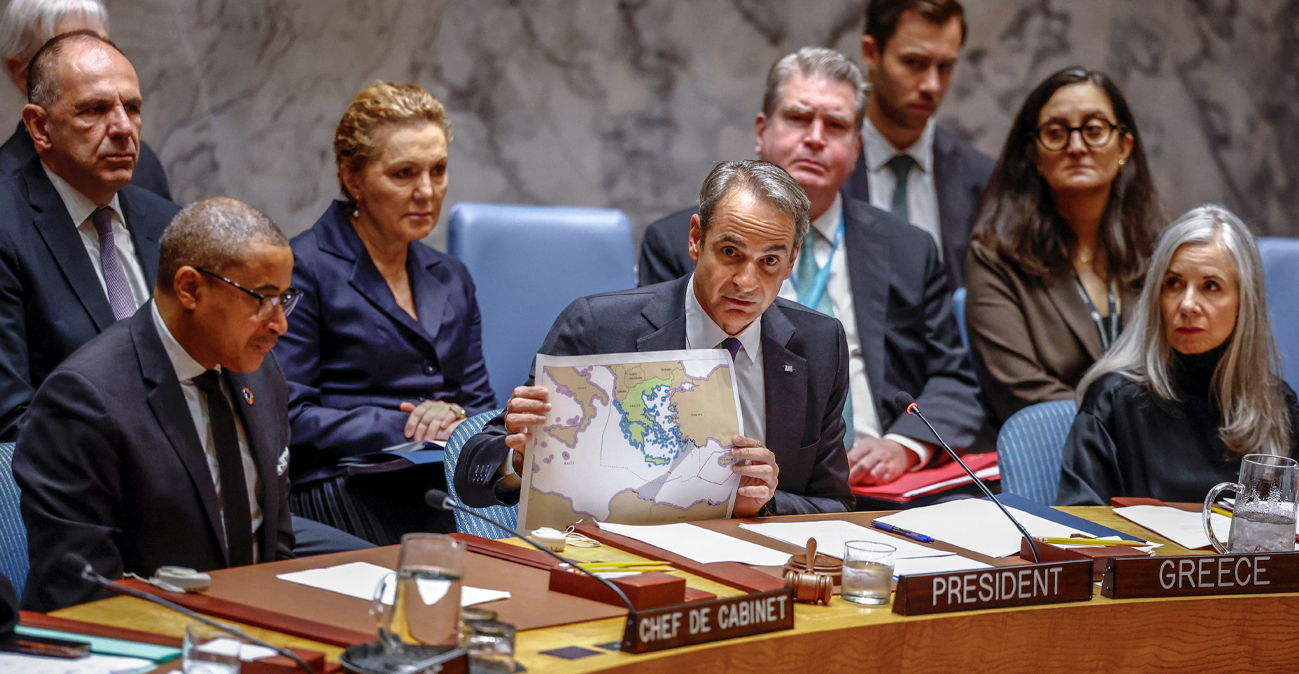 «Η γεωγραφία δεν μπορεί να ξαναγραφτεί»: Το μήνυμα Μητσοτάκη στην Τουρκία και η συμβολική επίδειξη του χάρτη στο Συμβούλιο Ασφαλείας
