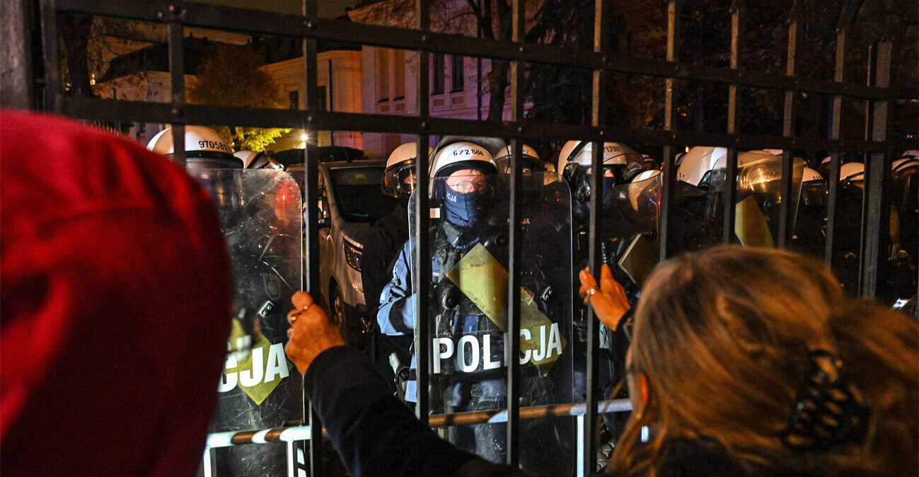 Σκηνικό κρίσης στην Πολωνία: Αστυνομία και καταγγελίες για «πραξικόπημα» στο Συνταγματικό Δικαστήριο, γύρισε πίσω το αεροπλάνο του προέδρου Ναβρότσκι, βίντεο