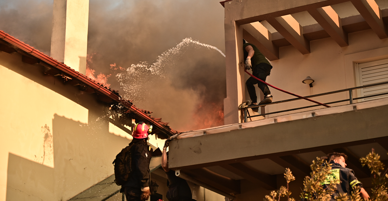 Κάηκαν σπίτια σε Κρυονέρι και Δροσοπηγή, 27 απεγκλωβισμοί  - Δύσκολες φωτιές σε Αττική, Εύβοια, Κύθηρα, Μεσσηνία και Κρήτη