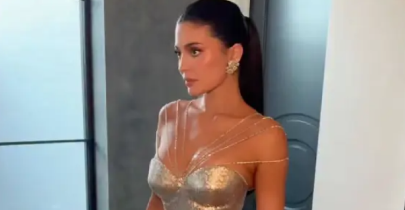 Με διαμάντια 100 καρατίων η Κάιλι Τζένερ στις Χρυσές Σφαίρες: Το φιλί από τον Τιμοτέ Σαλαμέ και το «σε αγαπώ» μετά τη βράβευσή του