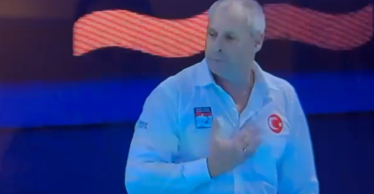 Βίντεο: Ο Έλληνας προπονητής της εθνικής πόλο της Τουρκίας κάνει το σταυρό του πριν από αγώνα 