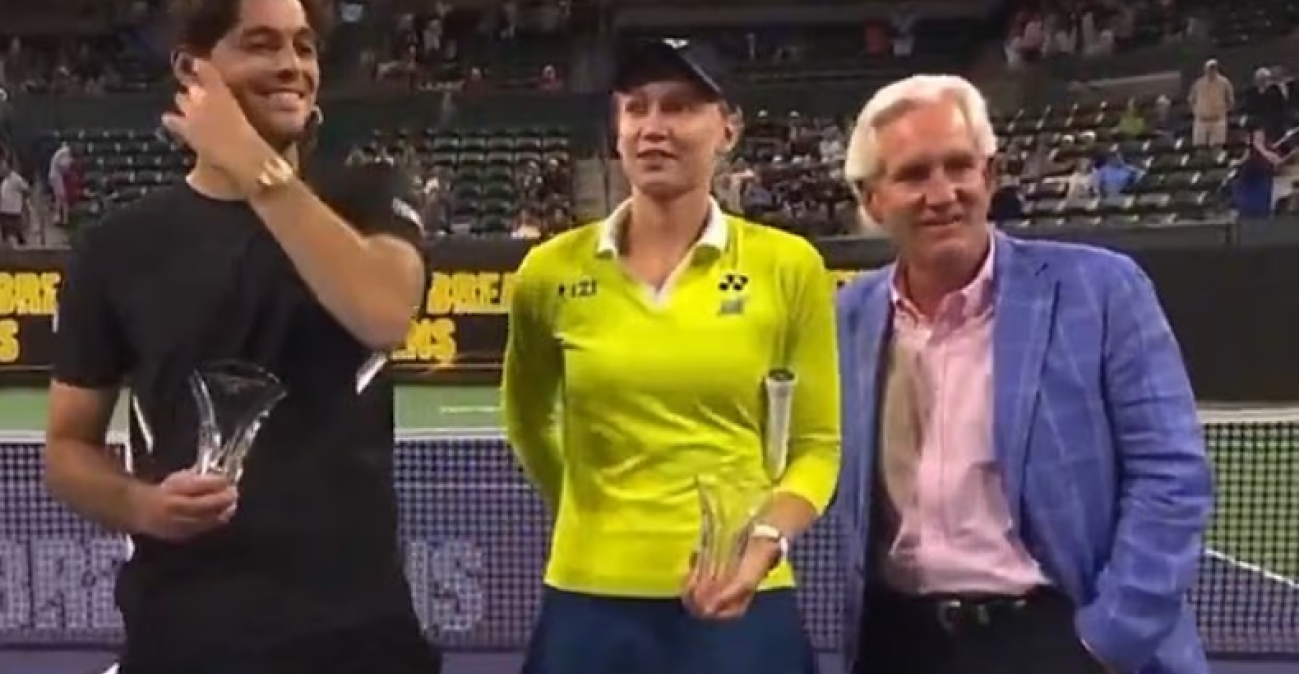 Έλενα Ριμπάκινα: Η ενόχλησή της από το χέρι που της έβαλε στη μέση χορηγός που τη βράβευσε σε τουρνουά στην Καλιφόρνια