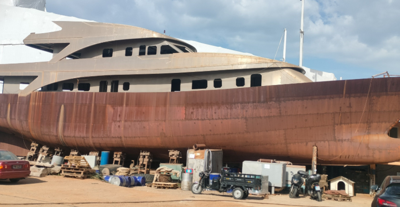 Από φιλόδοξο luxury σκάφος κατέληξε κουφάρι επί δύο δεκαετίες σε ναυπηγείο:  Η «Χίμαιρα» βγαίνει ξανά σε πλειστηριασμό