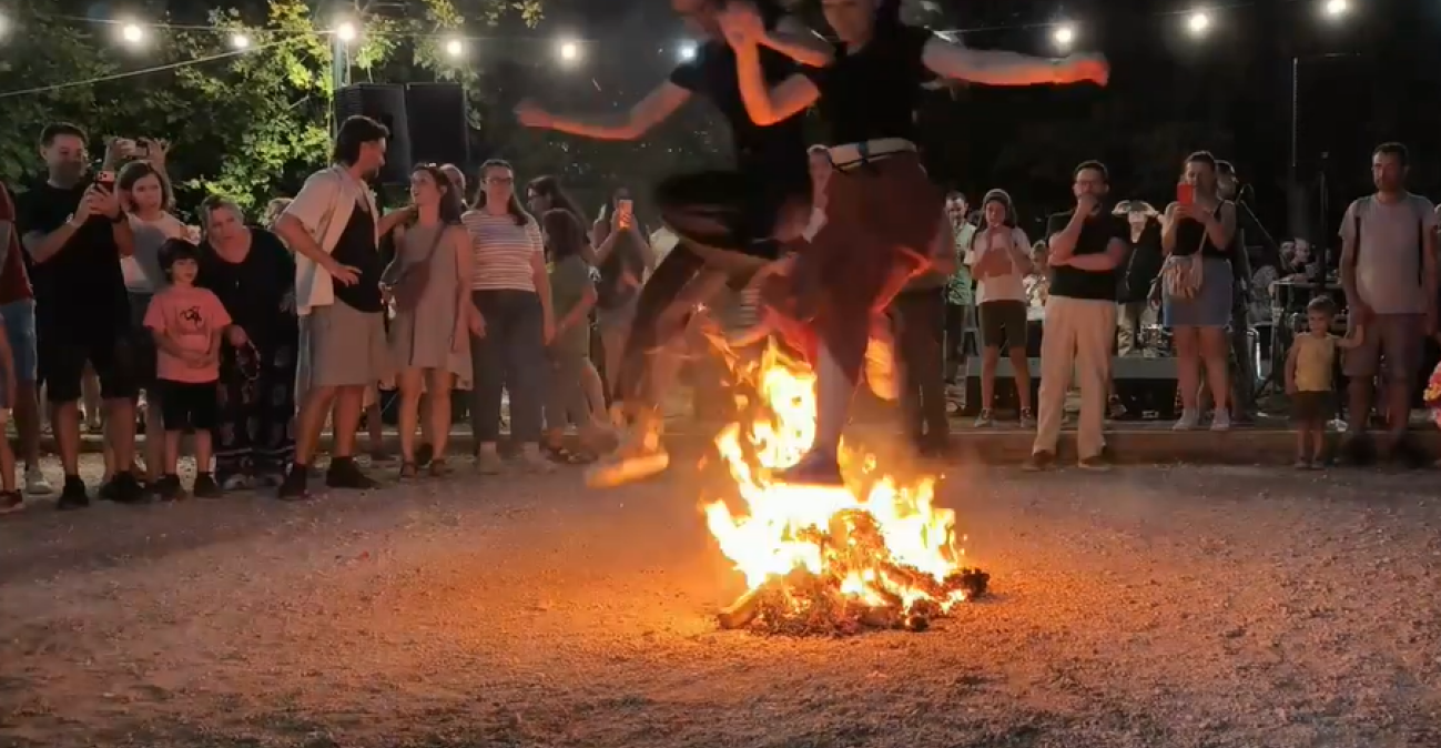 Διονυσιακό γλέντι με το έθιμο του Κλήδονα στους Αμπελόκηπους: Άλματα πάνω από φλόγες και χορός, δείτε βίντεο