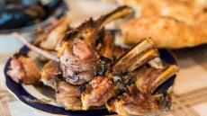 Taste Atlas: Τα παϊδάκια κι άλλα οκτώ ελληνικά πιάτα στα 100 καλύτερα του κόσμου με ψητό κρέας