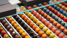 Peter Panos: Τα λαχταριστά σοκολατάκια από τη Σπάρτη με φρούτα, ποτά και τα μπαχαρικά