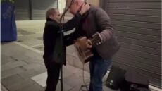 Ξαρχάκος: «Ένα μεγάλο ευχαριστώ, νιώθω σαν να το έχει ζήσει αυτό κάποιος άλλος», είπε ο πλανόδιος μουσικός μετά την αγκαλιά