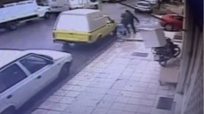 Τρίκαλα: Η στιγμή της ληστείας σε βάρος σεκιουριτά που μετέφερε χρήματα από κατάστημα