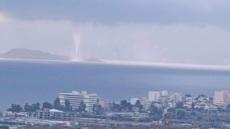 Άγιοι Θεόδωροι: Σχηματίστηκε υδροστρόβιλος στον Σαρωνικό - Δείτε φωτογραφίες και βίντεο