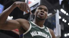 Γιάννης Αντετοκούνμπο: Επική εμφάνιση με 59 πόντους και νίκη για τους Μιλγουόκι Μπακς