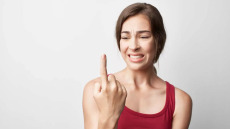 Κοπήκατε με το χαρτί; Ένας γιατρός εξηγεί γιατί πονάει τόσο πολύ