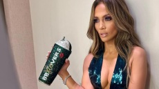 Τζένιφερ Λόπεζ: Με βαθύ ντεκόλτε απόλαυσε το δώρο που της έκαναν οι fan της