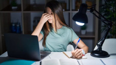 Έφηβοι: Τους μαθητές τους «τρώει» το στρες προειδοποιεί ο ΠΟΥ – Ποιοι είναι οι πιο ευάλωτοι