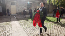 Αντιπροσωπεία του ΣΥΡΙΖΑ κατέθεσε στεφάνι στο μνημείο του ΕΑΤ- ΕΣΑ - Δείτε βίντεο 