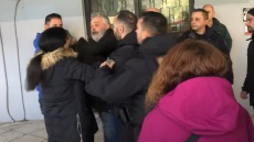 Ξέσπασε ο αδελφός της 41χρονης εγκύου πριν τη δίκη για τη δολοφονία της στην Έδεσσα και τον απομάκρυναν συγγενείς