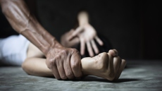 Περισσότερες από 15.000 γυναίκες έχουν πέσει θύματα ενδοοικογενειακής βίας στους 10 μήνες του 2024