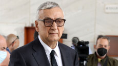 Δημήτρης Σούρας: Πραγματοποιήθηκε το εξάμηνο μνημόσυνο - Έκλαιγαν αγκαλιασμένες η γυναίκα του και η κόρη του