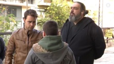Ξυλοδαρμό, bullying και απειλές ότι «θα σε σκοτώσουμε» καταγγέλλει ότι δέχτηκε ο γιος του viral ιερέα του TikTok