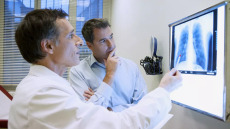 Καρκίνος πνεύμονα: Τα κριτήρια που καθορίζουν την αντιμετώπιση – Ο ρόλος της ανοσοθεραπείας