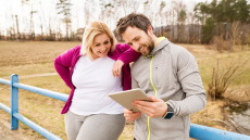 «Με τα “πρέπει” κανείς δεν αλλάζει»: Δύο μαρτυρίες ζωής για την απώλεια βάρους και την αυτοφροντίδα