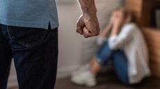 Κορωπί: Μπροστά στα παιδιά τους ξυλοκόπησε τη σύντροφό του ο 50χρονος - Είχε  συλληφθεί και το 2023 για ενδοοικογενειακή βία