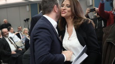 Αντάλλαξαν ασπασμό και ...σπόντες Ανδρουλάκης και Κασιμάτη σε παρουσίαση βιβλίου